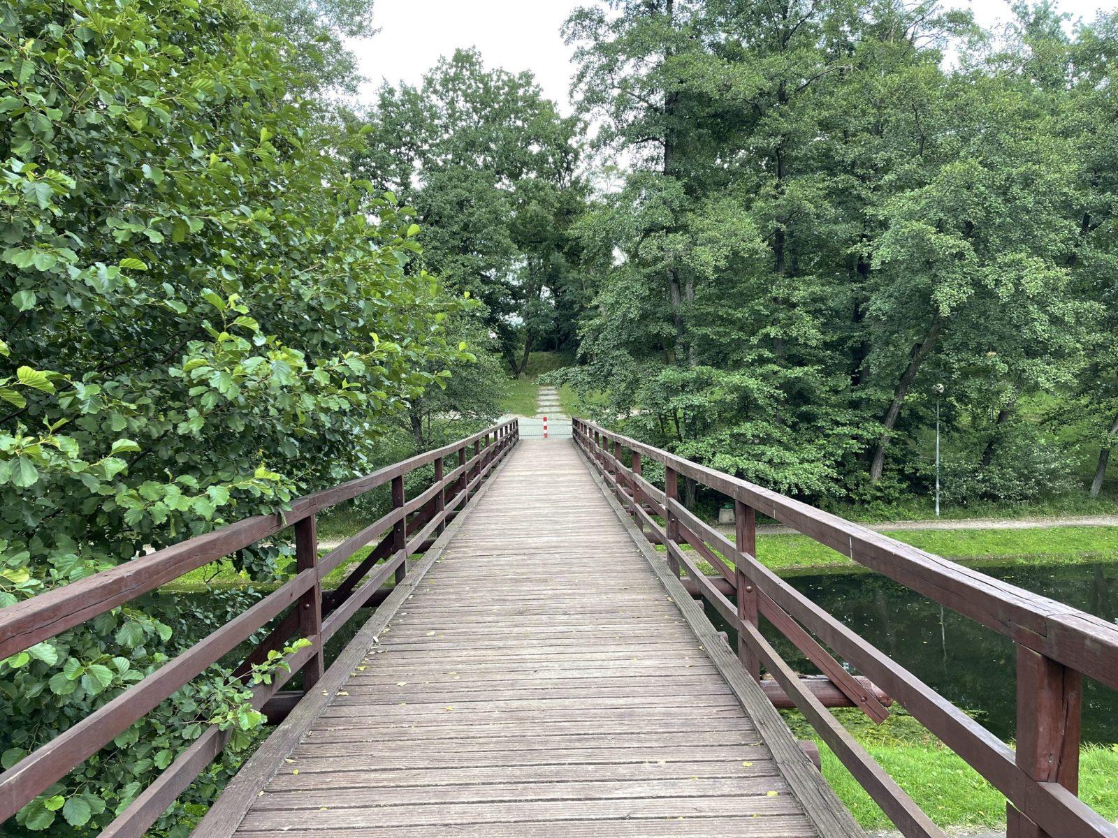 Most nad dawną fosą Fortu Bema widok w głąb parku od strony Osiedla Leśnego