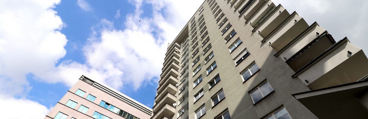Mieszkanie na najwyższym piętrze – czy warto?