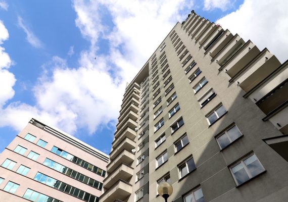 Mieszkanie na najwyższym piętrze – czy warto?